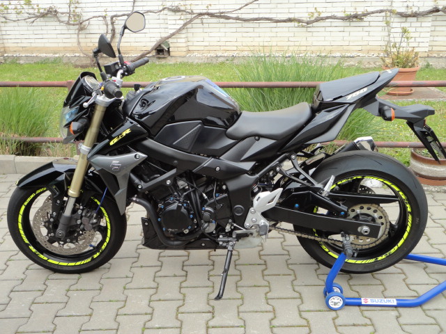 SUZUKI GSR750 i.e.